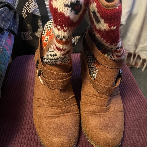 Short designed heeled boots - Picture 2 of 3